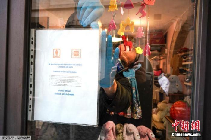 当地时间4月14日，意大利罗马，Gianfranco Mandas在他的商店橱窗上贴了一个店内已采取安全措施的说明。