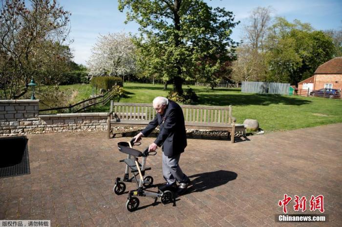 当地时间4月15日，退休的99岁英国陆军上尉摩尔在自家的花园里散步100次，为抗击疫情的医护人员筹款，本月他也将迎来自己的100岁生日。