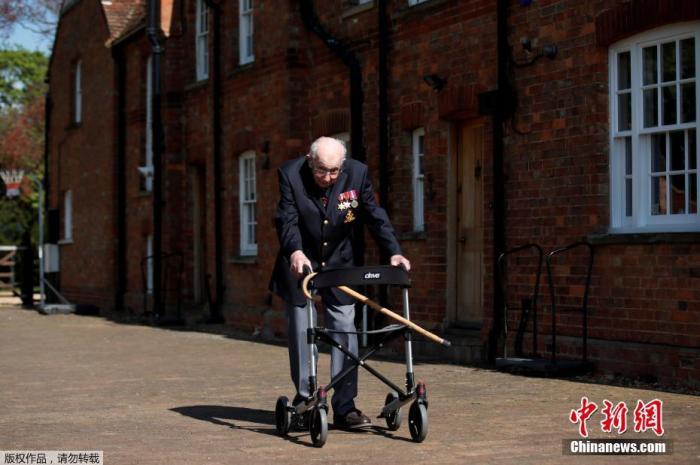 当地时间4月15日，退休的99岁英国陆军上尉摩尔在自家的花园里散步100圈，为抗击疫情的医护人员筹款，本月他也将迎来自己的100岁生日。