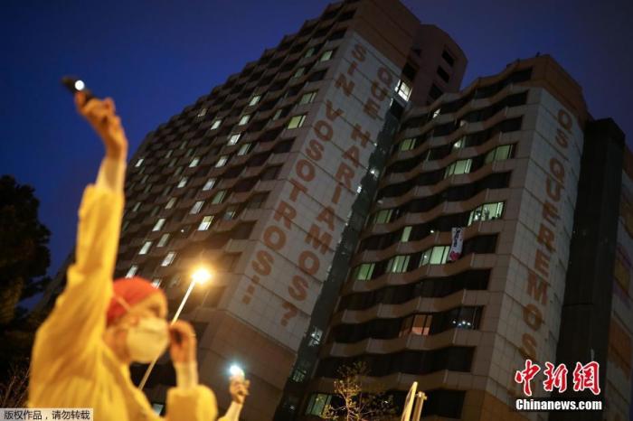 当地时间4月15日,西班牙巴塞罗那,在新冠肺炎疫情期间,健康工作者在阳台和窗户前向市民表示支持。 当地时间4月15日,西班牙巴塞罗那,在新冠肺炎疫情期间,健康工作者在阳台和窗户前向市民表示支持。