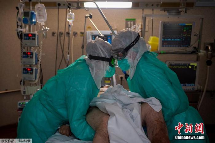 当地时间4月16日，在西班牙西北部维戈的Povisa医院重症监护室，医护人员在照顾新型冠状病毒患者。