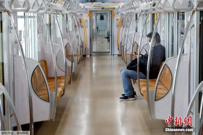 日本全国进入紧急状态后，平日里拥挤的东京地铁上乘客寥寥。
