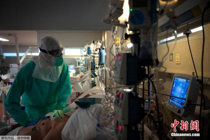 资料图：当地时间4月16日，在西班牙西北部维戈的Povisa医院重症监护室，医护人员在照顾新型冠状病毒患者。
