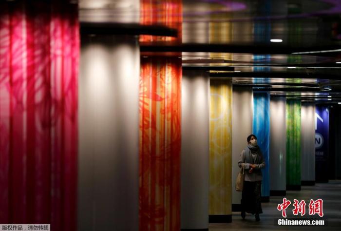 当地时时间4月16日晚，日本首相安倍晋三正式宣布，将“紧急事态宣言”适用范围扩展至日本全境，持续时间至5月6日。截至目前，日本境内新冠肺炎病例已超过9000例，东京都单日新增149例，冲绳出现首例死亡病例。日本将从17日起在全国范围内发放布口罩。图为戴口罩的女士走在空空荡荡的车站里。