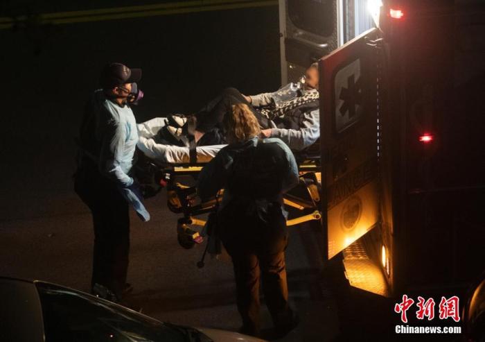 当地时间4月7日，旧金山湾区密尔布雷市一位戴上呼吸面罩的老人被医护人员抬上救护车。
<a target='_blank' href='http://www.chinanews.com/'>中新社</a>记者 刘关关 摄