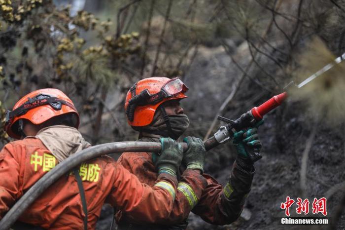 4月17日，西藏森林消防总队消防员在火场东线进行扑救作业。<em></em>
中新社发 施福寿 摄