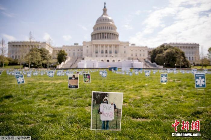 当地时间4月17日，新冠疫情期间，美国国会大厦西草坪上竖立起众多医疗工作者肖像照片，呼吁为医护提供个人防护设备。