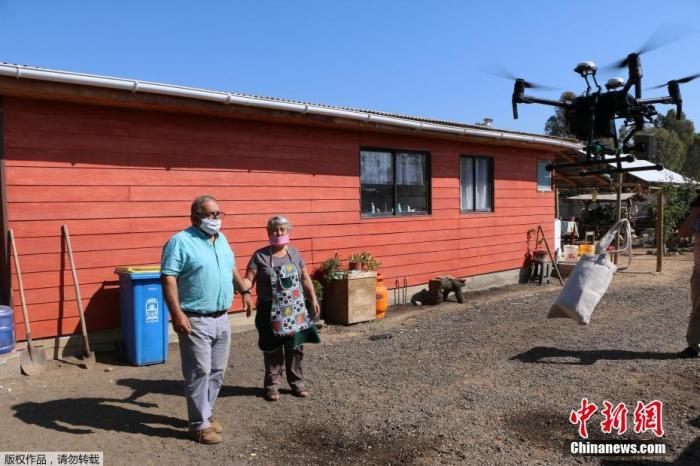 资料图：当地时间4月16日，新冠肺炎疫情期间，智利扎帕拉尔市一架无人机飞抵正在进行社交隔离的老人家中，为其送上药物。
