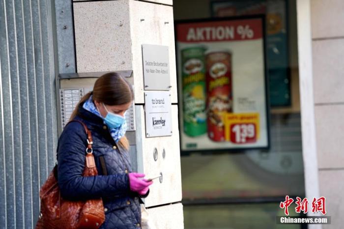4月20日下午，一位戴口罩和手套的女子站在柏林一家超市门前。近日来，柏林佩戴口罩者逐渐增多。截至当地时间20日晚，德国已有萨克森、梅前、巴伐利亚、图林根四州宣布将实施在购物场所和公共交通工具等处强制佩戴口罩的规定。据德媒报道，柏林市长米勒亦支持在该市推行相应措施。
<a target='_blank' href='http://www.chinanews.com/'>中新社</a>记者 彭大伟 摄