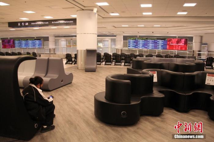 当地时间4月22日，加拿大多伦多皮尔逊国际机场入境抵达大厅冷冷清清，显示屏上的信息显示大量航班被取消。受新冠疫情影响，众多航空公司持续削减航班。 <a target='_blank' href='http://www.chinanews.com/'>中新社</a>记者 余瑞冬 摄