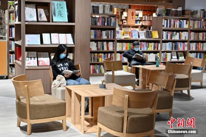 广西南宁一书店内，读者阅读书籍。
中新社记者 俞靖 摄