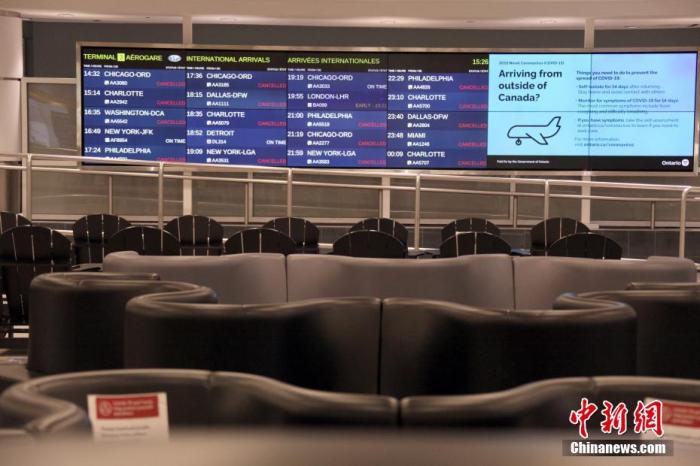 当地时间4月22日，加拿大多伦多皮尔逊国际机场入境抵达大厅冷冷清清，显示屏上的信息显示大量航班被取消。受新冠疫情影响，众多航空公司持续削减航班。
<a target='_blank' href='http://www.chinanews.com/'>中新社</a>记者 余瑞冬 摄