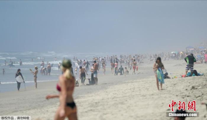当地时间4月25日，美国加州亨廷顿海滩，民众成群结队来此晒太阳度周末。