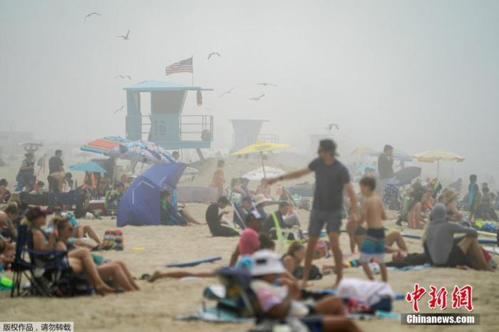当地时间4月25日，美国加州亨廷顿海滩，民众成群结队来此晒太阳度周末。据美国约翰斯·霍普金斯大学的实时数据统计，截至北京时间26日6时31分，美国是疫情最严重的国家，累计确诊逾93.3万例，累计死亡超过5.3万例。