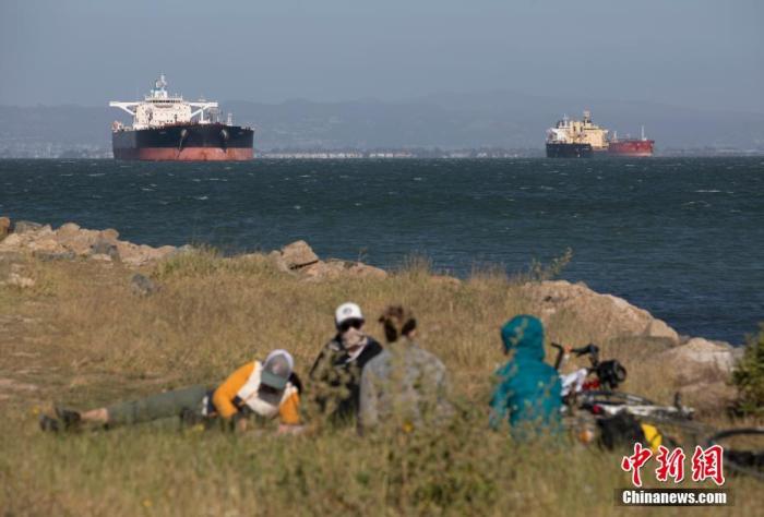 当地时间4月26日，数艘油轮停泊在美国旧金山湾。近日，由于全球燃料需求暴跌，载有约2000万桶原油的30余艘油轮停泊在美国加州海岸，成为“临时储油库”。
<a target='_blank' href='http://www.chinanews.com/'>中新社</a>记者 刘关关 摄