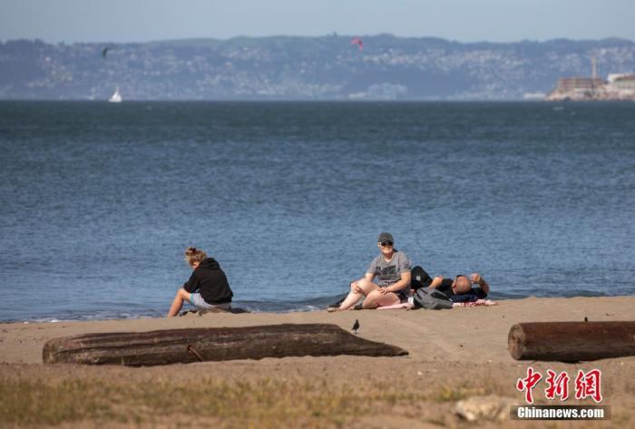 当地时间4月27日，美国旧金山市民在金门大桥附近的沙滩上享受阳光。<a target='_blank' href='http://www.chinanews.com/'>中新社</a>记者 刘关关 摄