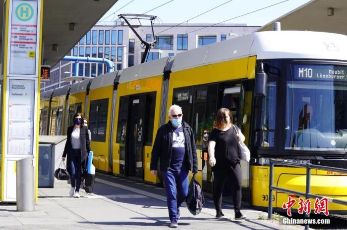 当地时间4月27日，德国柏林，步出一列电车的乘客戴上了口罩。
<a target='_blank' href='http://www.chinanews.com/'>中新社</a>记者 彭大伟 摄