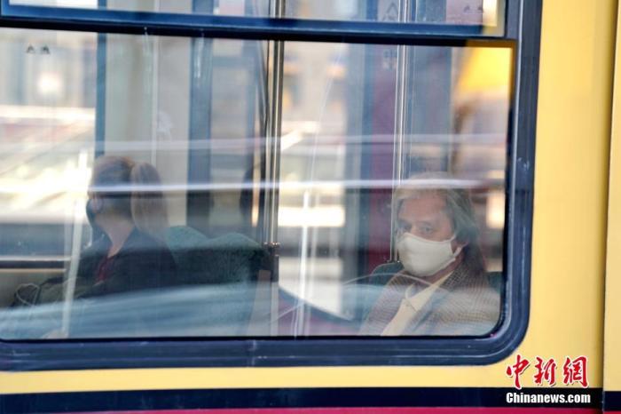 当地时间4月27日，德国柏林，从柏林火车总站驶出的一列地铁上的乘客佩戴了口罩。<a target='_blank' href='http://www.chinanews.com/'>中新社</a>记者 彭大伟 摄