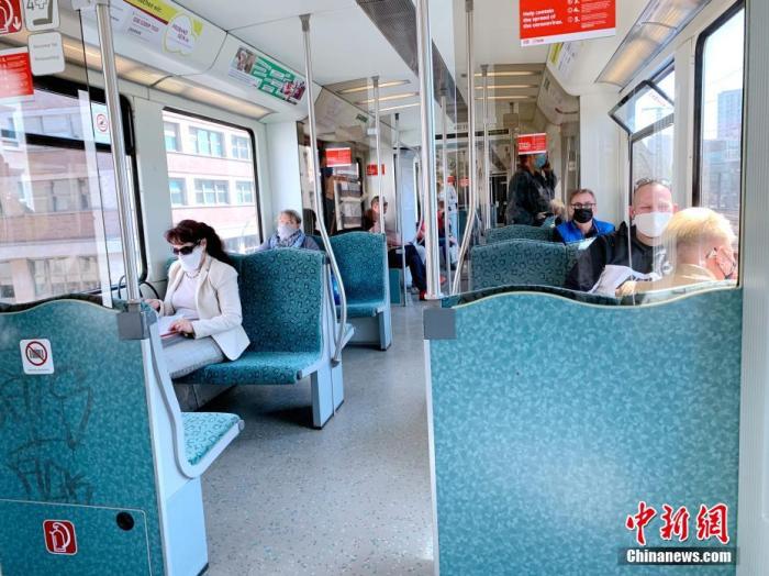 当地时间4月27日，德国柏林，一列地铁车厢内的乘客均已戴上口罩。<a target='_blank' href='http://www.chinanews.com/'>中新社</a>记者 彭大伟 摄