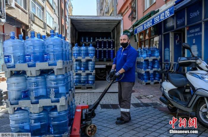疫情之下，土耳其送水站的工作人员。