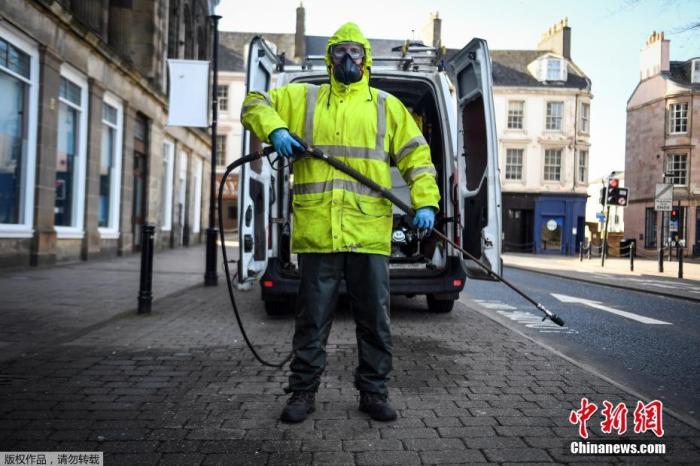 疫情之下，各行各业中还有很多人为了保障人民的日常生活，在自己的工作岗位上坚持着。图为英国街头的清洁工。