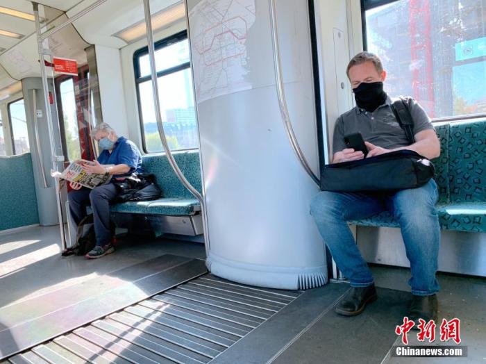 当地时间4月27日，德国柏林，一列地铁车厢内的乘客均已戴上口罩。当日是德国首都柏林实行在公共交通工具上必须以口罩等物体遮挡口鼻的防疫新规首日。 <a target='_blank' href='http://www.chinanews.com/'>中新社</a>记者 彭大伟 摄