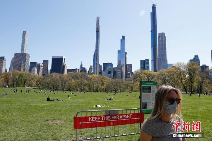 当地时间4月28日，新冠肺炎疫情下的纽约中央公园草坪树立警示牌，提醒人们保持社交距离。
<a target='_blank' href='http://www.chinanews.com/'>中新社</a>记者 廖攀 摄