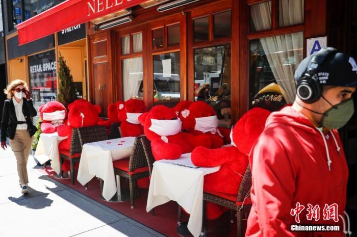 资料图：当地时间4月28日，美国纽约一家餐厅在室外餐位上放置戴口罩的玩偶吸引路人。<a target='_blank' href='http://www.chinanews.com/'>中新社</a>记者 廖攀 摄