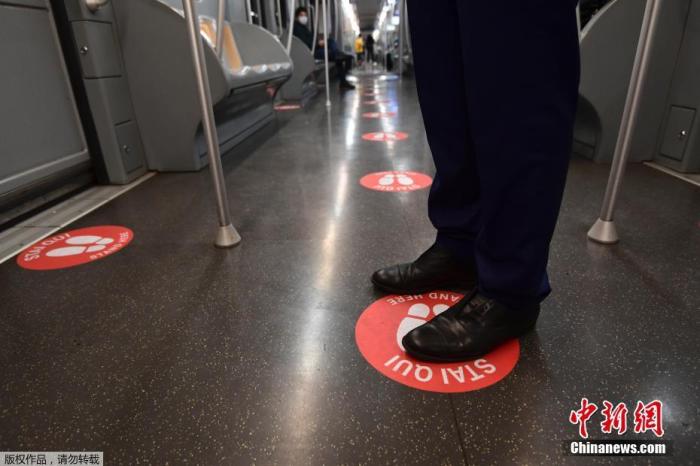 当地时间4月28日，意大利罗马的地铁上已经贴上安全距离标识，提醒乘客在疫情期间乘坐地铁时保持一定的安全距离。截至当地时间28日18时，意大利24小时新增新冠病毒感染病例2091例，累计感染201505例，累计死亡27359例。