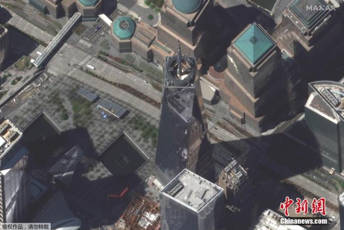 当地时间4月28日，由Maxar Technologies提供的卫星图像显示，在新冠肺炎疫情期间，美国纽约城市的街区空空荡荡。图为世贸中心一号楼前的空旷街道。