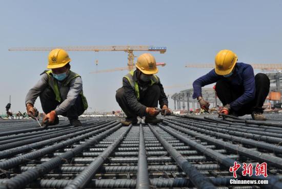 Construction crews work at the site of Xiongan Railway Station in Baoding city, north China's Hebei Province, April 30, 2020. (Photo/China News Service)