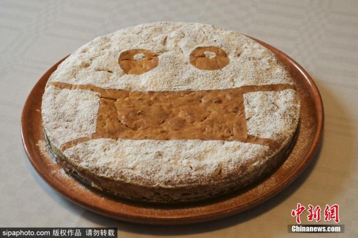 当地时间4月29日，意大利米兰甜点师傅制作特色口罩蛋糕，鼓励大家共抗疫情度过难关。图片来源：Sipaphoto版权作品 禁止转载