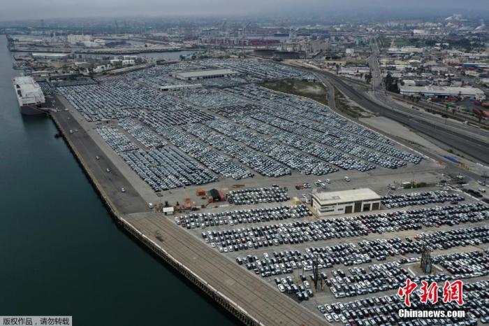 资料图：当地时间4月29日，航拍美国加州洛杉矶港，受到新冠肺炎疫情的影响，大量新产汽车整齐排列滞留码头。