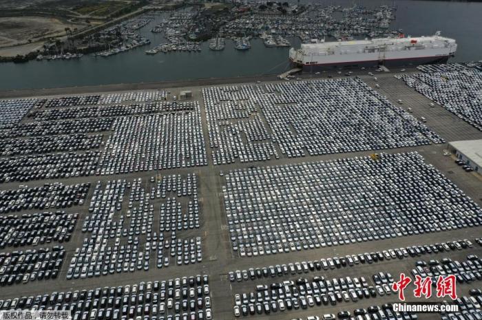 当地时间4月29日，航拍美国加州洛杉矶港，受到新冠肺炎疫情的影响，大量新产汽车整齐排列滞留码头。