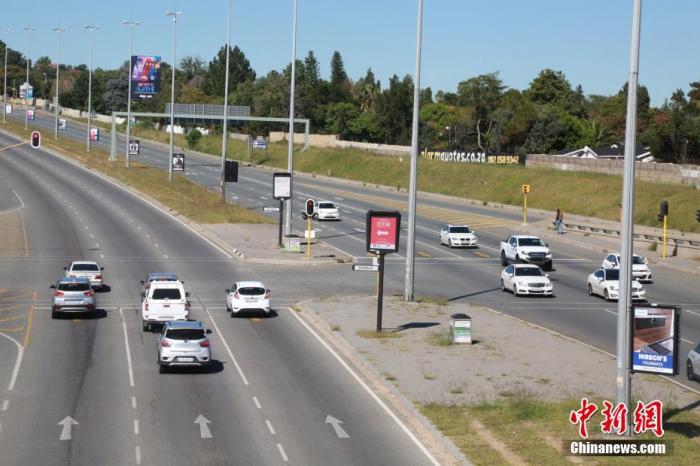 图为南非约翰内斯堡一主要街道上，车流量开始增多。<a target='_blank' href='http://www.chinanews.com/'>中新社</a>记者 王曦 摄