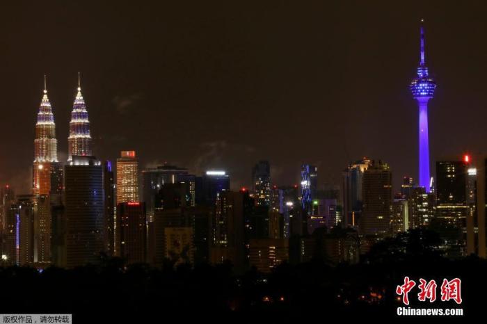 4月30夜，应马来西亚政府呼吁，吉隆坡等联邦直辖区多栋地标建筑亮蓝灯致敬抗疫前线医护人员，