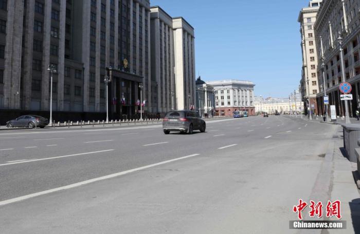 资料图：当地时间5月1日，莫斯科迎来一年一度的劳动节。受疫情影响，市中心的马路上，车辆稀少。<a target='_blank' href='http://www.chinanews.com/'>中新社</a>记者 王修君 摄