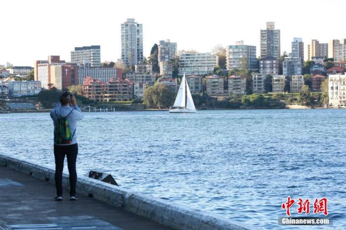 当地时间5月3日，悉尼秋高气爽，民众纷纷走到户外，享受秋日阳光。