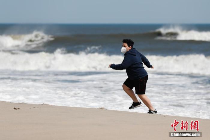 当地时间5月2日，美国纽约州长岛琼斯海滩上的少年。<a target='_blank' href='http://www.chinanews.com/'>中新社</a>记者 廖攀 摄