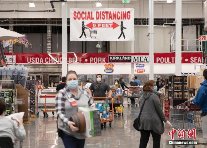 当地时间5月3日，美国旧金山湾区一家超市挂出提醒顾客保持“社交距离”的醒目标识。
<a target='_blank' href='http://www.chinanews.com/'>中新社</a>记者 刘关关 摄