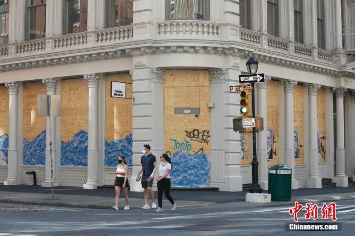 当地时间5月3日，纽约SOHO商业区许多商店仍然用木板封闭着店铺，随着纽约疫情的好转，该商区街头逐渐有稀疏的行人。
<a target='_blank' href='http://www.chinanews.com/'>中新社</a>记者 廖攀 摄