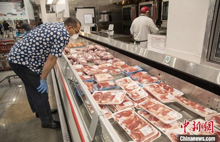 当地时间5月3日，顾客在美国旧金山湾区一家超市选购肉类产品。这家超市在显眼位置摆出每位会员限购3件肉类产品的标识。近期，新冠肺炎疫情迫使美国许多肉类加工厂关闭，从而导致肉类产量持续下降，引发人们对肉类短缺的担忧。旧金山湾区一些超市已开始采取限购措施应对可能到来的肉类产品短缺状况。 <a target='_blank' href='http://www.chinanews.com/'>中新社</a>记者 刘关关 摄