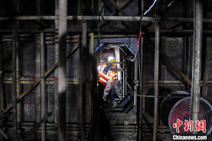 5月4日,由中铁十一局集团承建的新建广西南宁至崇左铁路龙怀双线大桥连续梁完成浇筑。据介绍,新建南宁至崇左铁路正线全长119.3公里,设计时速250公里,预计2022年建成通车。届时,南宁至崇左的通车时间将由目前的2小时缩短至半小时。新建南宁至崇左铁路是“一带一路”和中新互联互通南向通道建设的重要交通设施,建成后对于广西,乃至中国西南地区经济社会发展均具有重要意义。
<a target='_blank' href='http://www.chinanews.com/'>中新社</a>记者 蒋雪林 摄