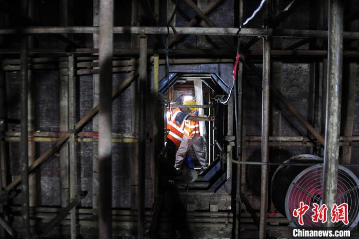 5月4日，由中铁十一局集团承建的新建广西南宁至崇左铁路龙怀双线大桥连续梁完成浇筑。据介绍，新建南宁至崇左铁路正线全长119.3公里，设计时速250公里，预计2022年建成通车。届时，南宁至崇左的通车时间将由目前的2小时缩短至半小时。新建南宁至崇左铁路是“一带一路”和中新互联互通南向通道建设的重要交通设施，建成后对于广西，乃至中国西南地区经济社会发展均具有重要意义。
<a target='_blank' href='http://www.chinanews.com/'>中新社</a>记者 蒋雪林 摄