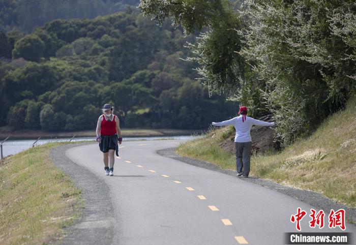 当地时间5月4日，美国旧金山湾区市民在圣马特奥县索耶营地步道上享受阳光。
<a target='_blank' href='http://www.chinanews.com/'>中新社</a>记者 刘关关 摄