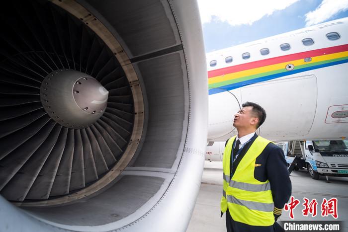 5月3日，西藏拉萨贡嘎国际机场停机坪，西藏航空机长许琰按惯例对飞机做飞行前的检查。
中新社记者 何蓬磊 摄