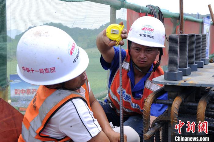 5月4日，由中铁十一局集团承建的新建广西南宁至崇左铁路龙怀双线大桥连续梁完成浇筑。据介绍，新建南宁至崇左铁路正线全长119.3公里，设计时速250公里，预计2022年建成通车。届时，南宁至崇左的通车时间将由目前的2小时缩短至半小时。新建南宁至崇左铁路是“一带一路”和中新互联互通南向通道建设的重要交通设施，建成后对于广西，乃至中国西南地区经济社会发展均具有重要意义。
<a target='_blank' href='http://www.chinanews.com/'>中新社</a>记者 蒋雪林 摄