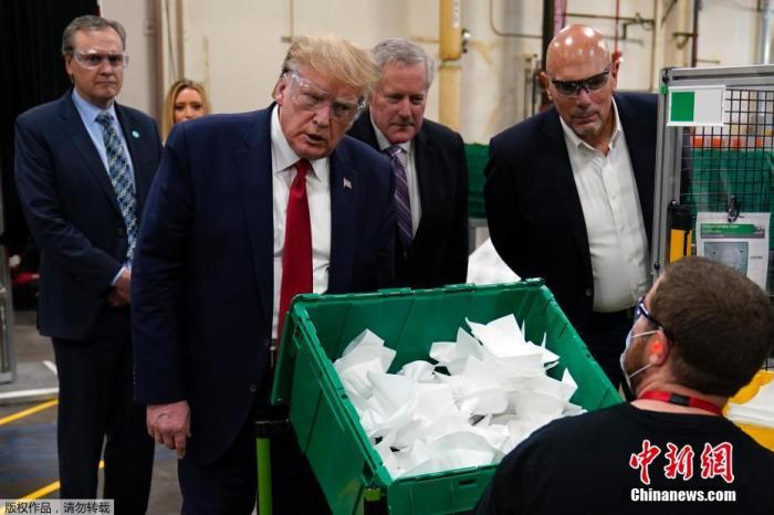 当地时间5月5日，美国总统特朗普在亚利桑那州一家口罩工厂参观时，无视工厂车间的提示，在没有戴口罩的情况下进行了视察活动。