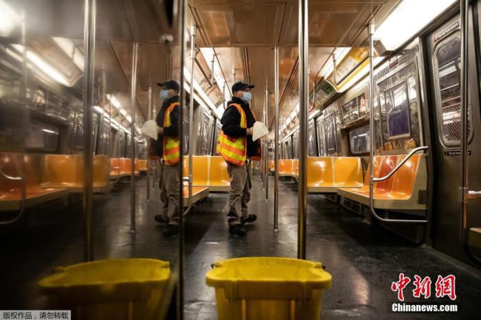 当地时间5月6日，纽约地铁工作人员在车厢内外进行清理消毒工作。据悉，从凌晨1点至5点，纽约地铁暂停运营，为防控新冠肺炎疫情进行清洁消毒工作。