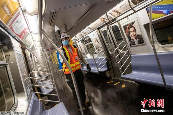 当地时间5月6日，纽约地铁工作人员在车厢内外进行清理消毒工作。据悉，从凌晨1点至5点，纽约地铁暂停运营，为防控新冠肺炎疫情进行情节消毒工作。